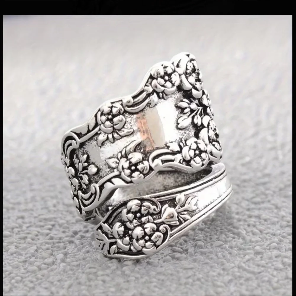 Vintaged Flower Engraved Spoon Ring - Picture 4 of 7